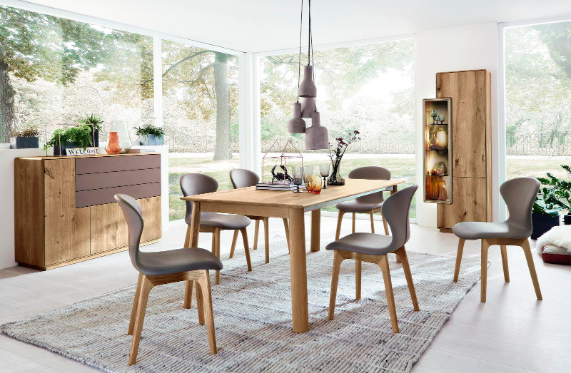 Wöstmann Speisezimmerkombination mit grauen Stühlen und Holztisch