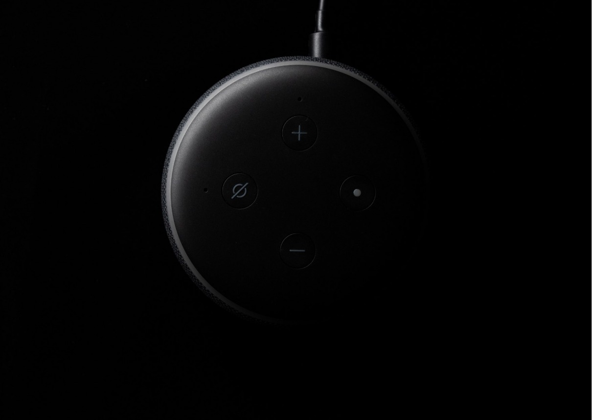 Amazon Echo Lautsprecher mit dunklem Hintergrund