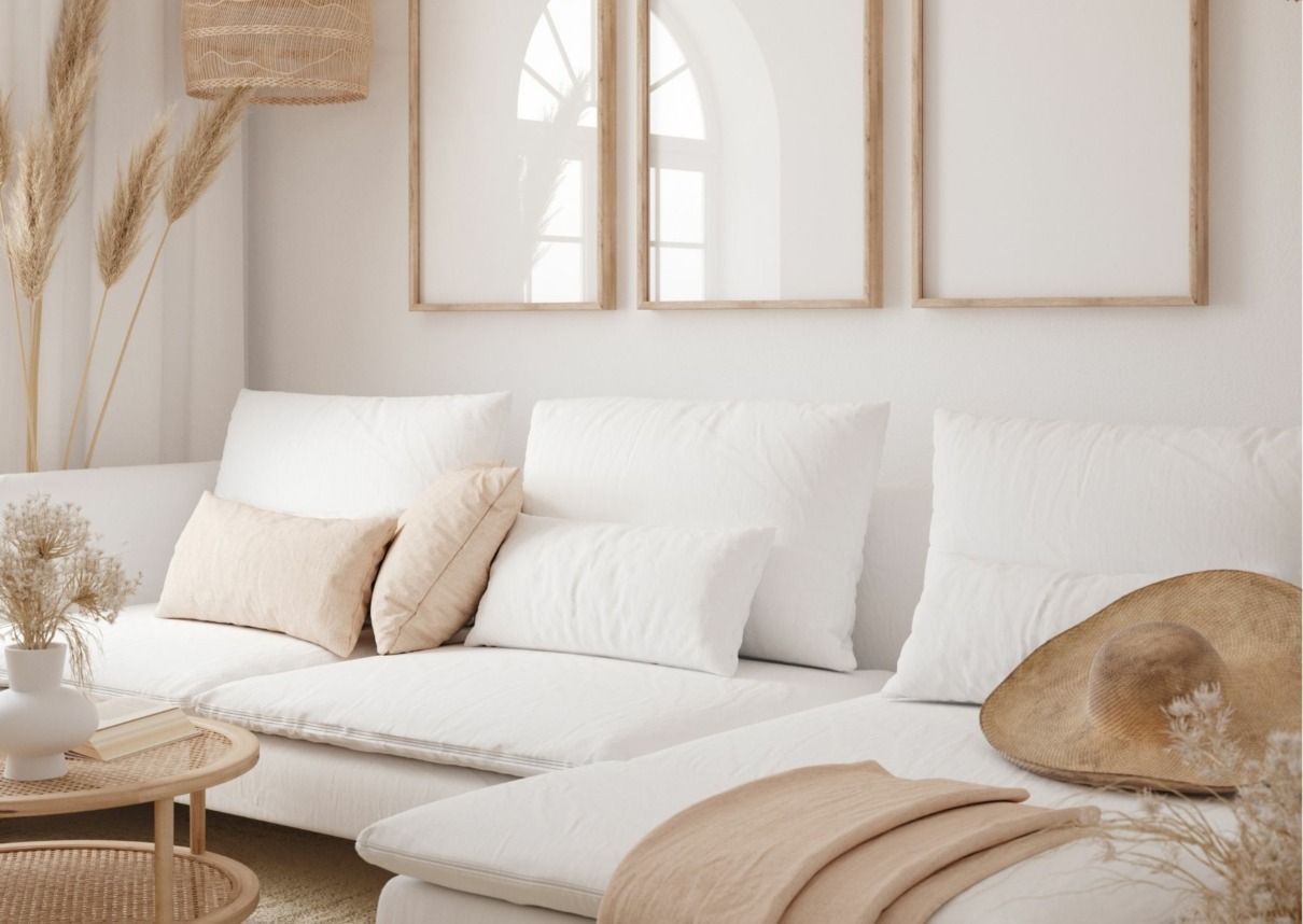 Scandifornian Wohnzimmer mit 3 Bildern über dem Sofa